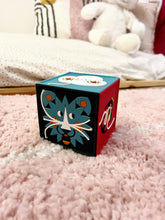 Carica l'immagine nel visualizzatore di Gallery, Il Cubo favoloso